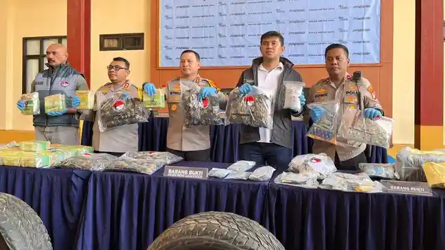 Dikira Mobil Mogok, Ban Serep Pajero di Atas Towing Ternyata Berisi Sabu 26,7 Kg!