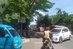 jalur-kendaraan-dialihkan-akibat-unjuk-rasa-aliansi-pemuda-bersatu-di-jalan-poros-bantaeng.jpg