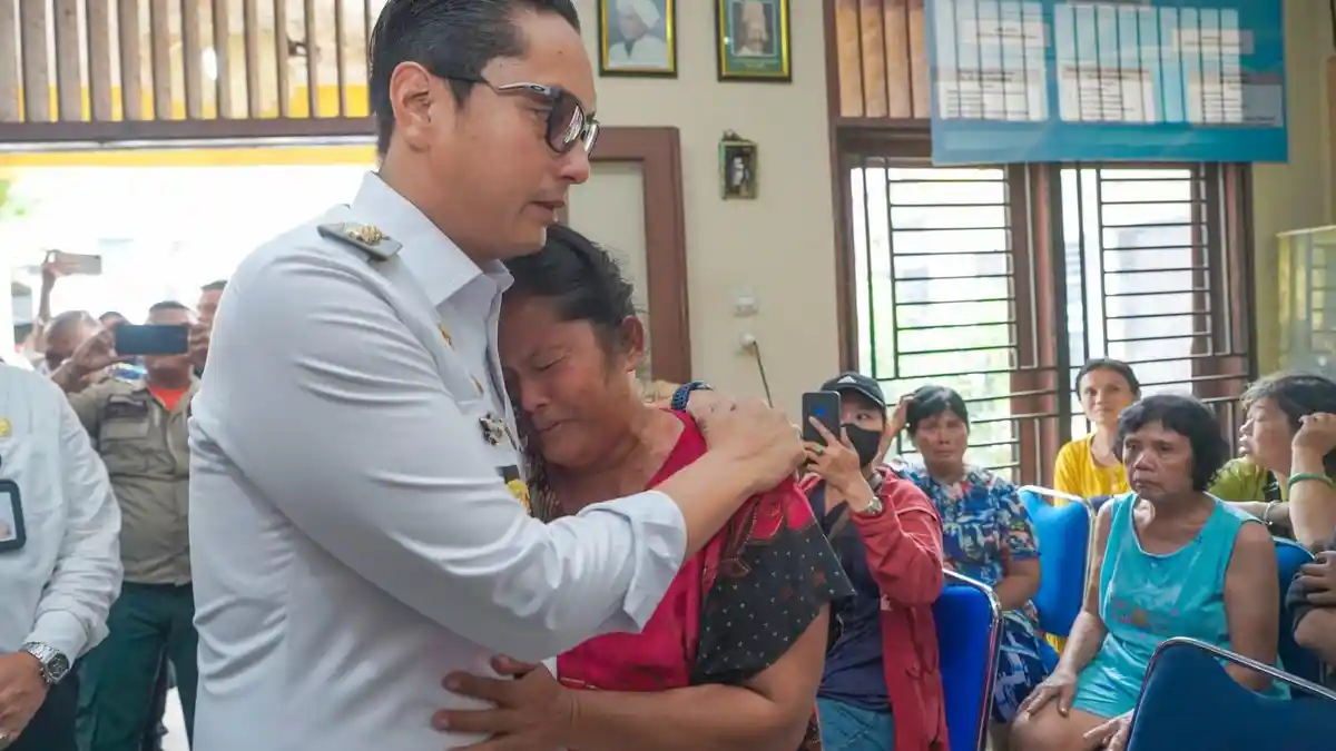Warga Peluk Wali Kota Medan, Tangis Haru Pecah dari Korban Kebakaran 13 Rumah