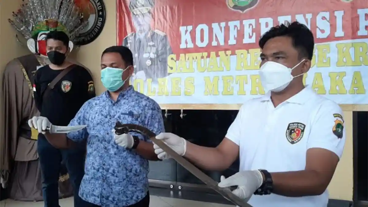 Polisi Pastikan Pria yang Bawa Parang dan Badik Merupakan Sopir Pengacara Rizieq Shihab