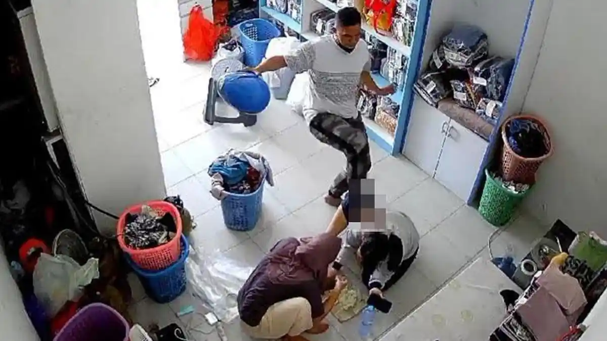 Asyik Makan Sebungkus Berdua, Wanita Pekerja Laundry di Gresik Ditendang Pacar, Kepala Dipukul Helm