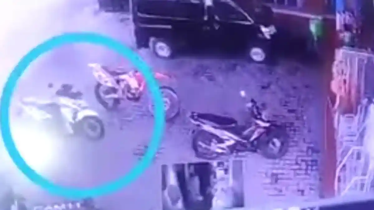 Pencuri Motor di Madiun 'Tukar' Smash dengan Vario, Aksinya Terekam CCTV dan Viral di Medsos