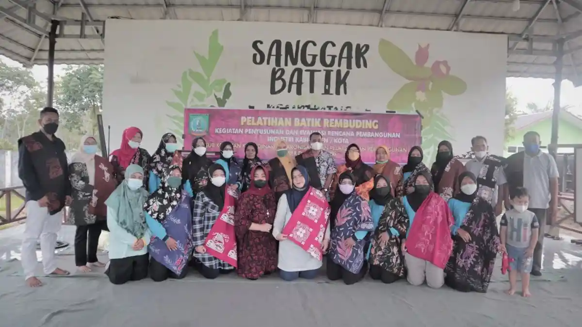 Maisinun Apresiasi Karya Peserta Pelatihan Batik Rembuding