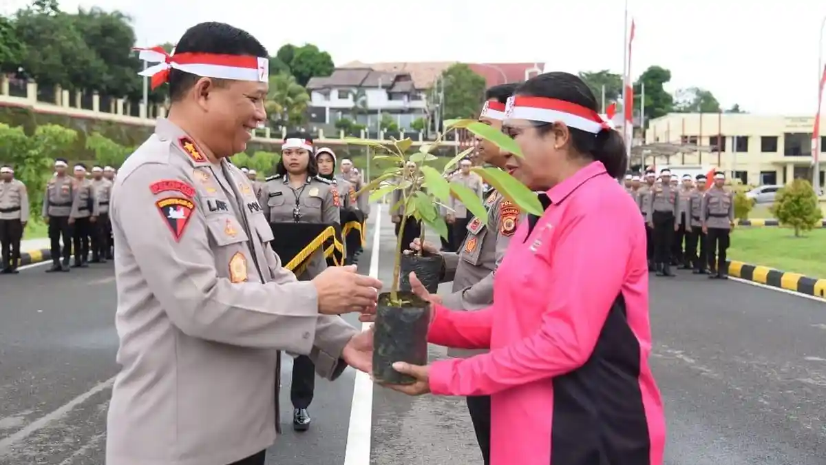 Serentak, Polisi Tanam Seribu Pohon di Maluku