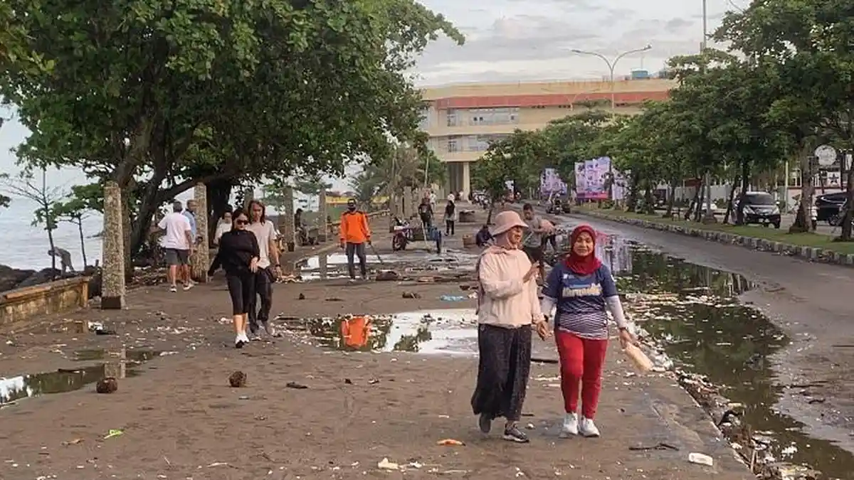 Gelombang Tinggi di Sumbar: Trotoar di Jalan Samudera Pantai Padang Berpasir, Sampah Menumpuk