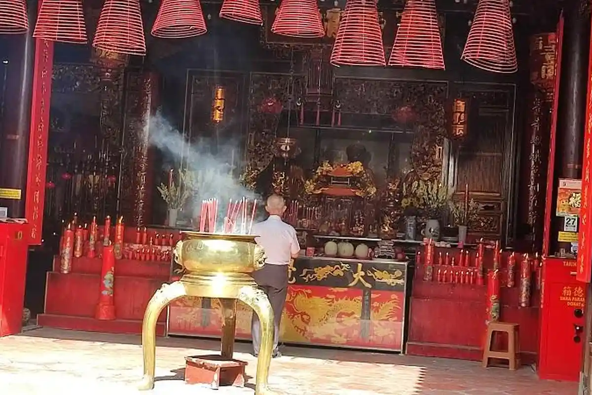 Rangkaian Imlek di Klenteng Tay Kak Sie Semarang : Tanpa Barongsai, Diselipi Pembagian Angpau