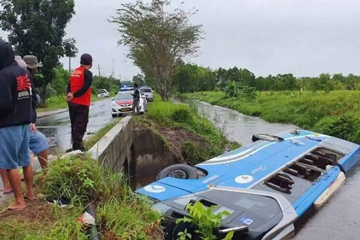 Cara Menghindari Kecelakaan saat Bertemu Bus Ngeblong Menurut Pakar Safety Driving