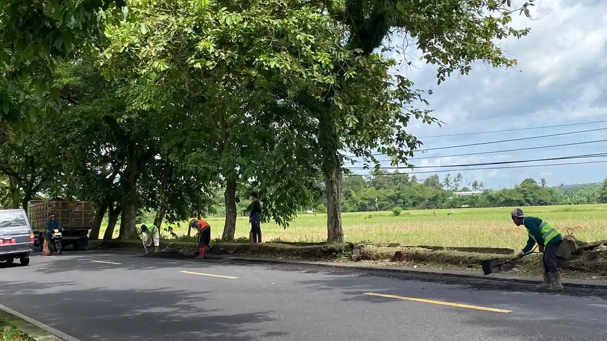 Ruas Jalan Denpasar - Gilimanuk Mulai Diperbaiki Jelang Arus Mudik Idul Fitri 1447 H