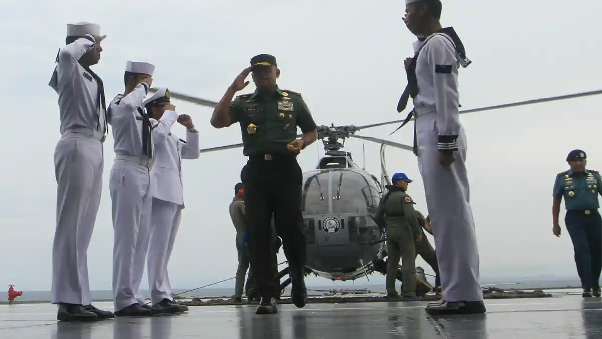 Video: KRI Makassar Antar Peserta Hari Pers Nasional 2016 Menuju Lombok