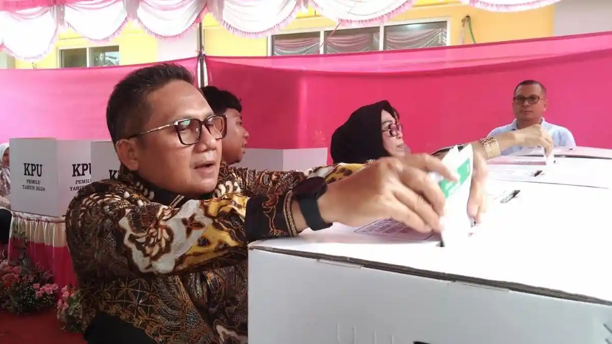 Nyoblos di Dekat Rumah, Wali Kota Gorontalo Marten Taha bersama Keluarga Jalan Kaki ke TPS