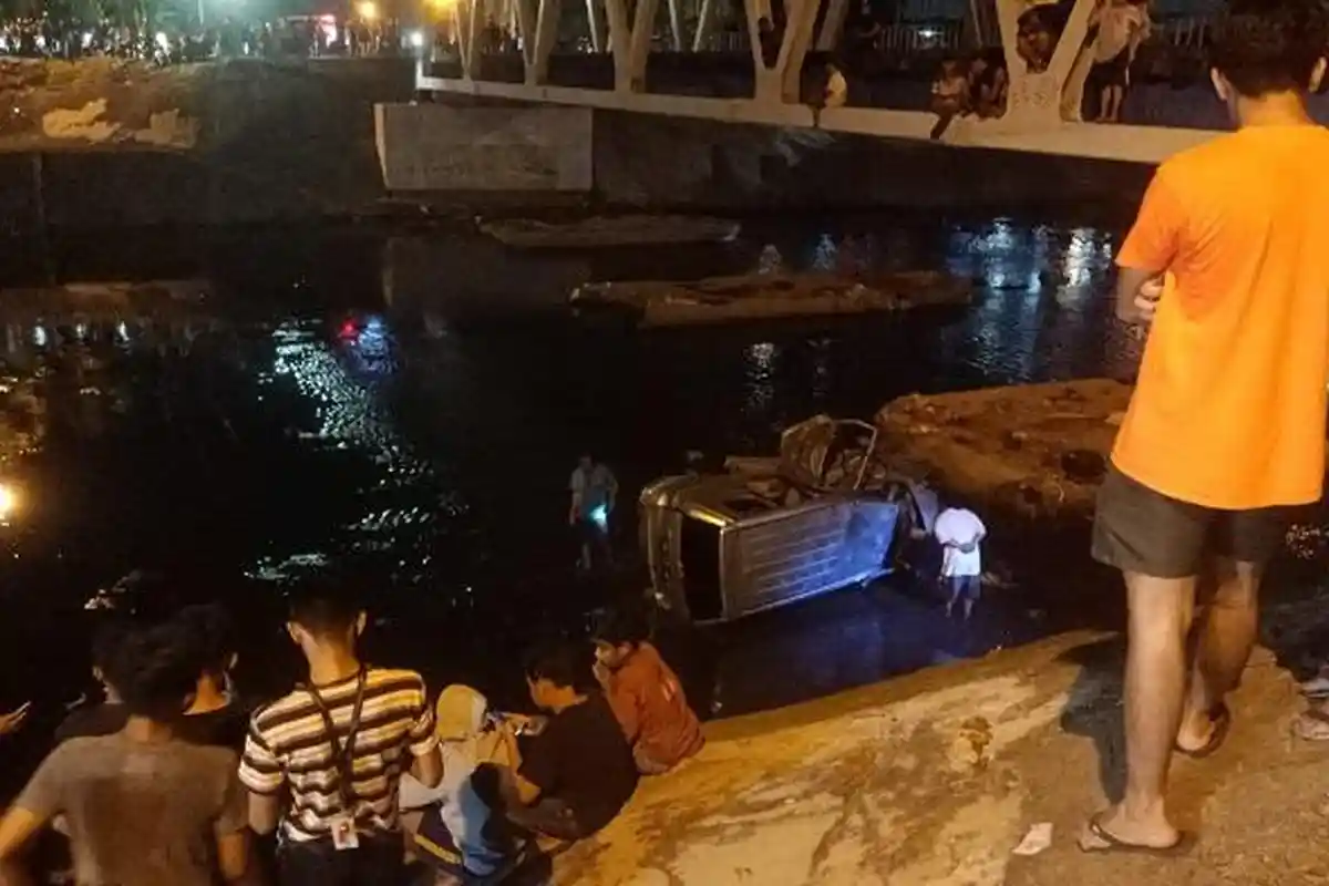 Mobil Terpental hingga Jatuh ke Sungai Ditabrak Lokomotif Kereta Api di Padang, Korban Dibawa ke RS