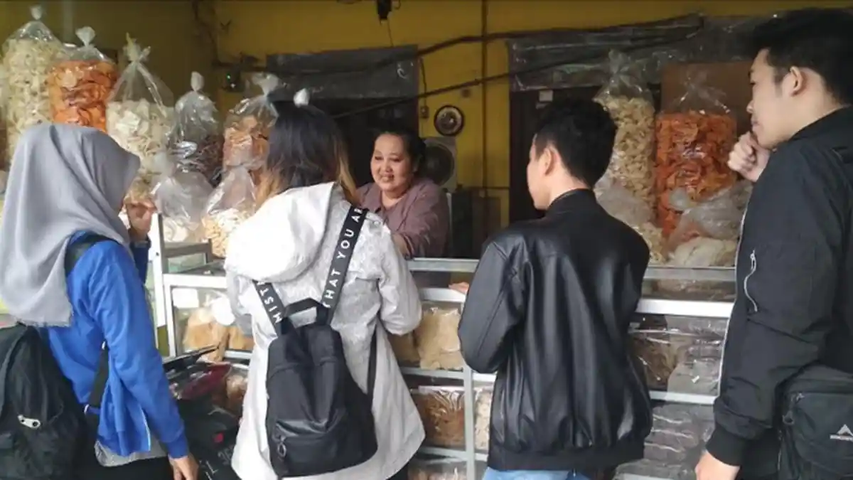 Pedagang Kerupuk Ikan Berharap Pengabdian Masyarakat Oleh Mahasiswa Tak Setengah-setengah