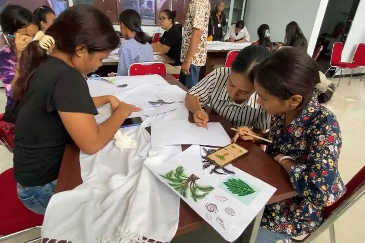 Ciptakan Wirausaha Baru, Anak Muda Dilibatkan dalam Pelatihan Tenun dan Batik