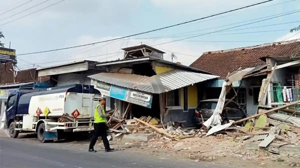 Sopir Ngantuk, Truk Pengangkut Solar Tabrak Rumah dan Barbershop di Umbulsari Jember
