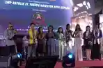 Kepala-Spelsanyo-Romo-Amanche-Frank-Oe-Ninu-bersama-siswa-di-panggung-Pos-Kupang-Award.jpg