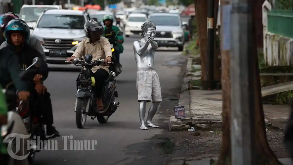 Aksi Manusia Silver di Traffic Light - manusia-silver5.jpg