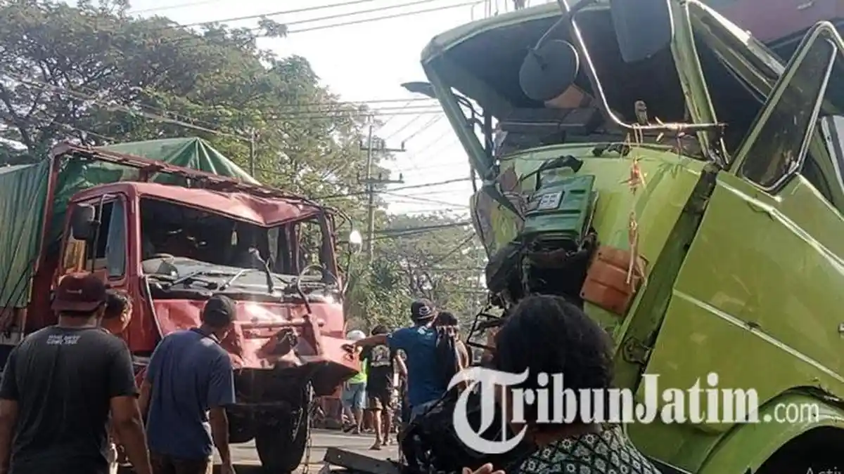 Kecelakaan di Lamongan, Hindari Pemotor yang Nyelonong, Truk Gandeng Adu Moncong dengan Truk Tronton