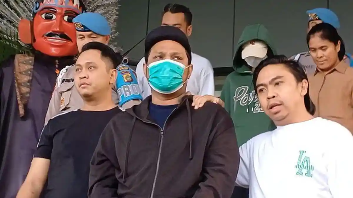 PENAMPILAN Virgoun dengan Teman Wanitanya Usai Jalani Pemeriksaan Kesehatan, Kompak Pakai Masker