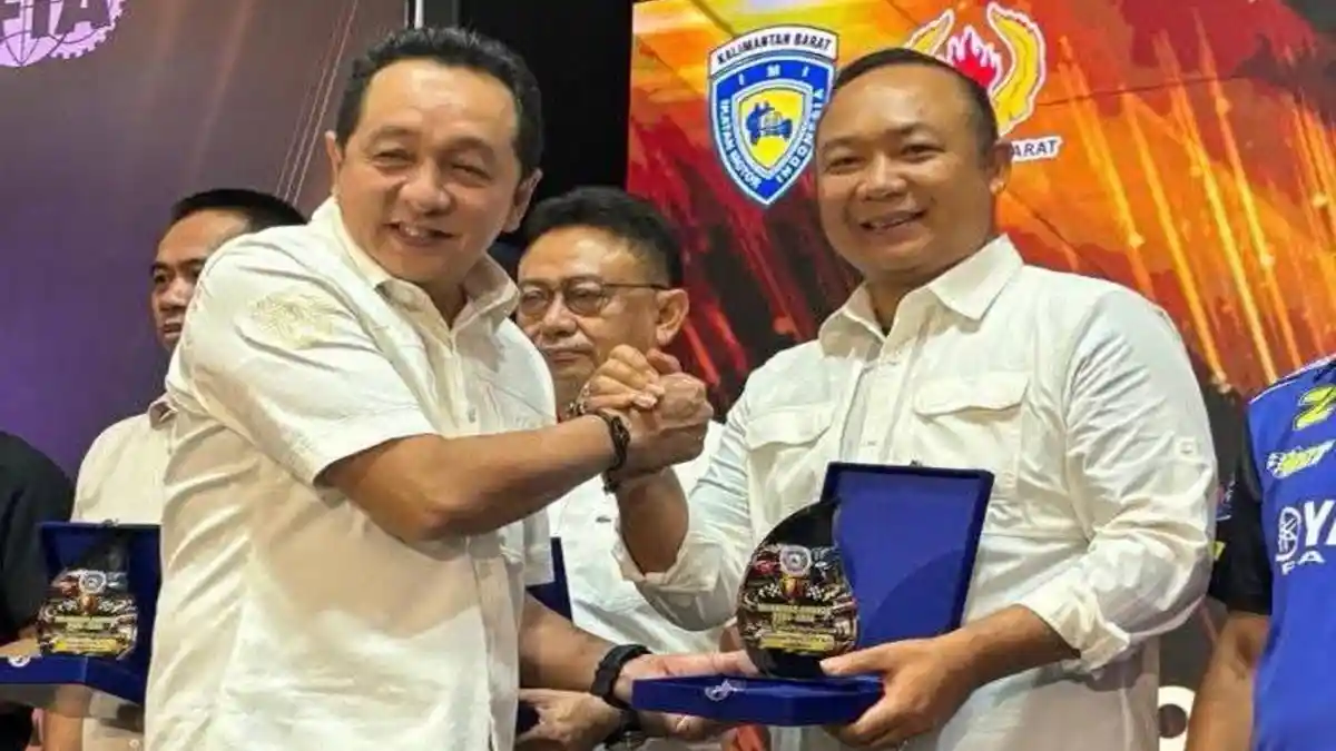 Bupati Ketapang Terima IMI Kalbar Awards, Kategori Tokoh Olahraga ...