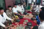 Camat-Pangarengan-Sampang-Mohammad-Junaidi-Kapolsek-Pangarengan-Ipda-Sujianto-ikut-tahlil.jpg