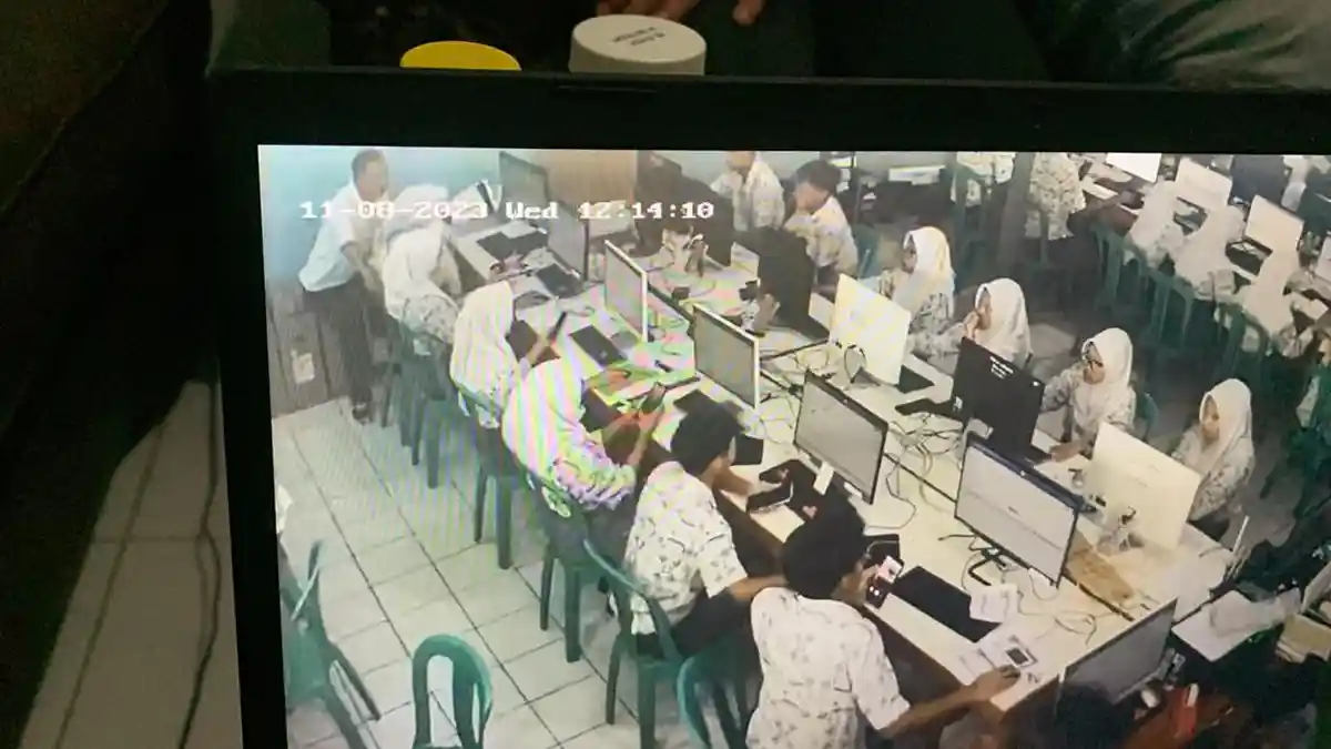 Menit ke Menit Video Guru di Lab Komputer Bersama Siswi SMA di Cianjur yang Mengaku Dilecehkan