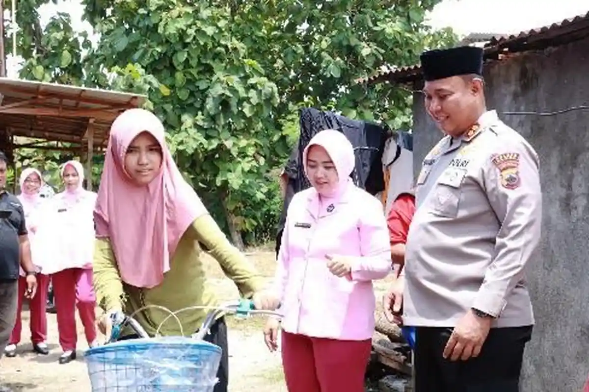 Kapolres Blora Hadirkan Sepeda untuk Shafira, Siswi Berkebutuhan Khusus yang Gigih Belajar