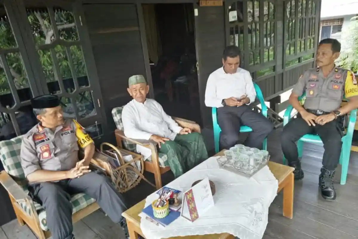 Jelang Pemilu 2019, Kapolres Enrekang Sambangi Kediaman Ketua NU
