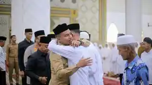 Bupati-Safaruddin-peluk-Wabup-Zaman-Akli-yang-akan-berangkat-haji-2026.jpg