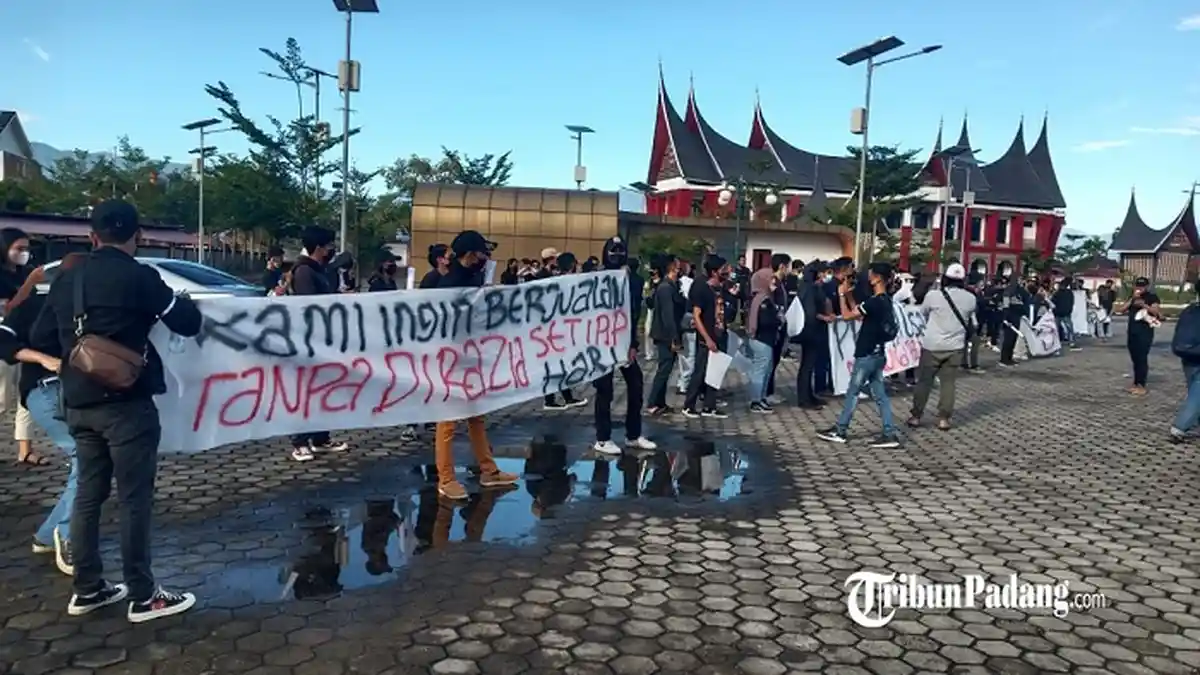 BREAKING NEWS : Aksi Massa Soal PPKM di Padang, Bentangkan Spanduk dan Bawa Bendera Putih
