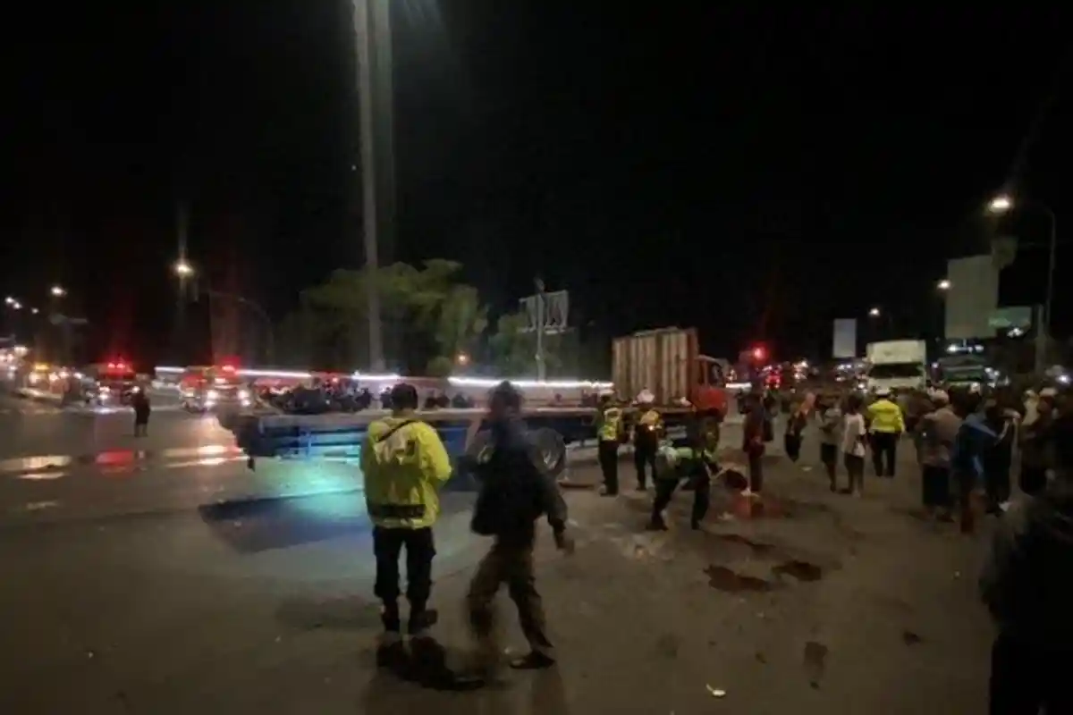 JALANAN PENUH DARAH! Kecelakaan Exit Tol Bawen Semarang, Truk Tronton Tabrak 7 Mobil & 7 Motor