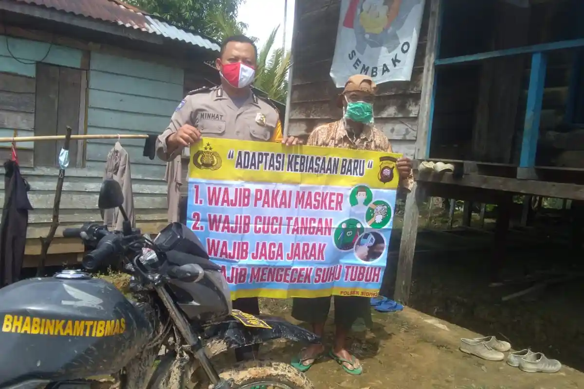 Personel Polsek Siding Sampaikan Imbauan Wajib Masker pada Masyarakat