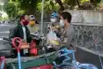 Razia Masker Melanggar Dihukum Nyapu Kuburan Bergota