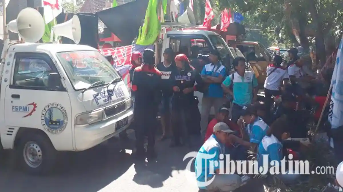 Geruduk Kantor Disnakertrans Jatim, Buruh Tuntut Outsourcing Dihilangkan