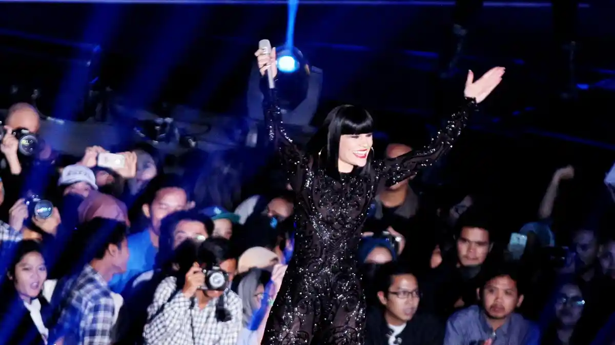 Terjemahan Lirik Lagu H.A.P.P.Y - Jessie J: Laugh 'til I Cry, Dance I Know Why