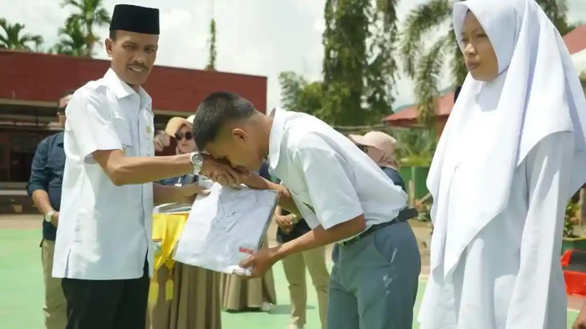 Program Seragam Gratis untuk Siswa Baru SMA dan SMK: Pemkab Solok Selatan Bagikan 4.914 Pasang