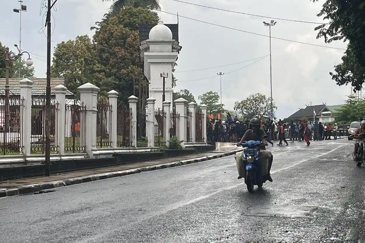 Hujan Reda, Pendemo Kembali Padati Area Gerbang Kantor DPRD Provinsi Jambi