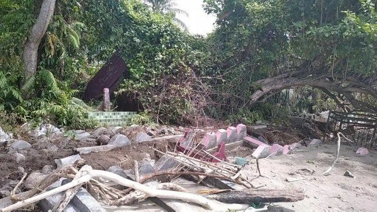 Kain Kafan Berserakan Gegara Makam Diterjang Ombak Pantai Alli Alli Polewali Mandar