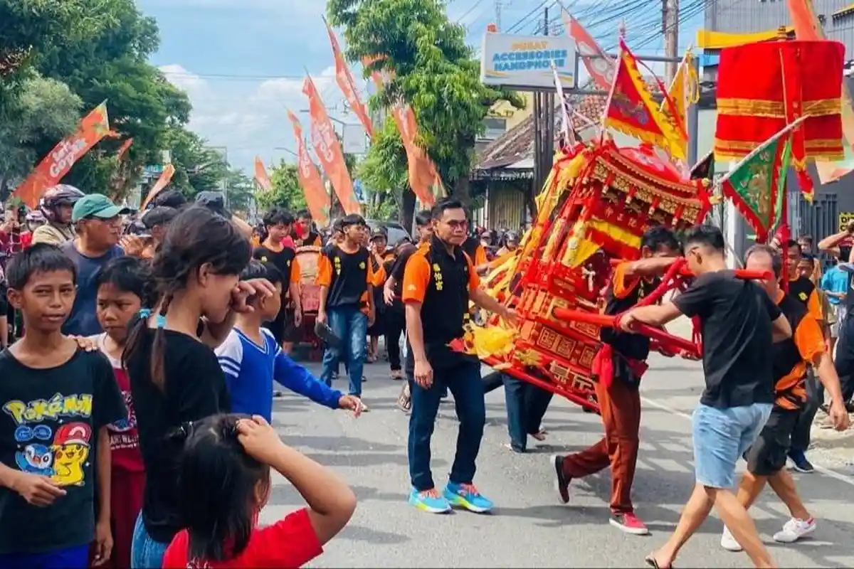 Tradisi Unik Kirab Toapekong Menyusuri 4 Penjuru Warnai Perayaan Imlek di Slawi, Ini Maknanya