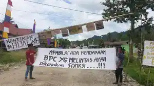 Portal-penutupan-jalan-ke-perusahaan-tambang-batubara-di-Desa-Bonehau-Mamuju-1.jpg