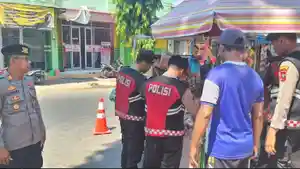 Anggota-polisi-Situbondo-saat-gelar-razia-pedagang-mainan-di-sekola.jpg