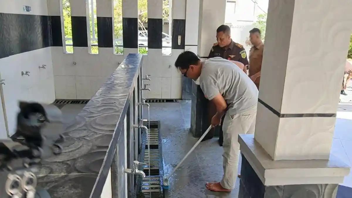 Perdana di Banda Aceh, Terpidana Penelantaran Anak Dihukum Kerja Sosial di Masjid, Mengacu KUHP Baru - Serambinews.com