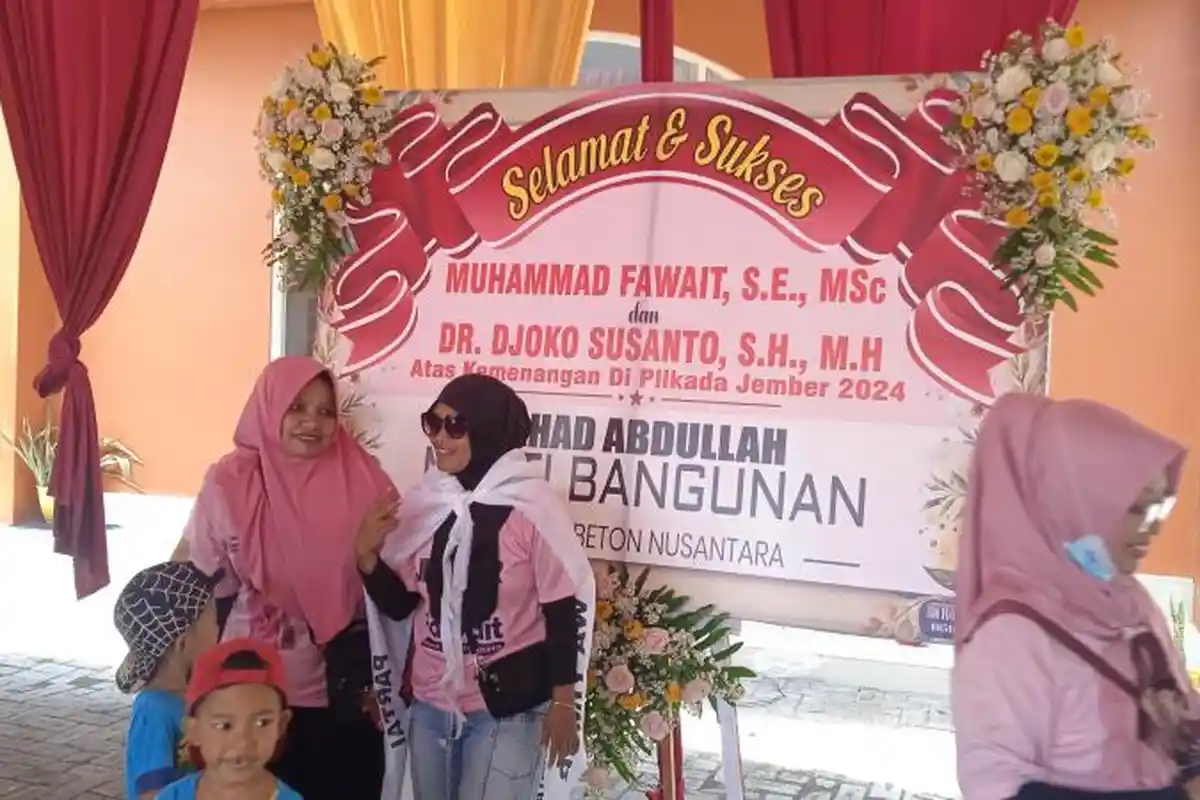 Unggul di Pilkada Jember, Kediaman Cabup Gus Fawait Mulai Dihiasi Karang Bunga Ucapan Selamat