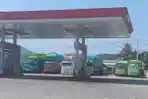 Puluhan-truk-terpaksa-mengantre-panjang-di-SPBU-Simbuang-menunggu-solar.jpg