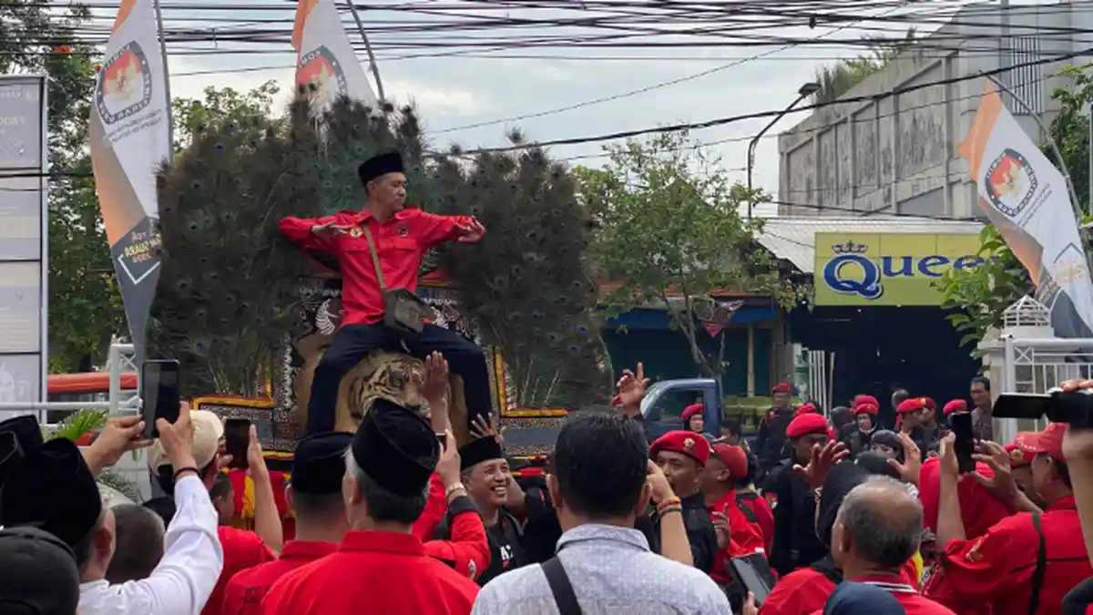 Pendaftaran Bacaleg PDIP di Sidoarjo Diiringi Pertunjukan Reog