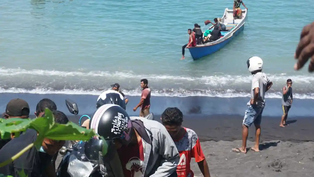 Nelayan Berebut Penumpang di Lokasi Longsor Ndao Ende, Sempat Ribut, Satu Perahu Tenggelam