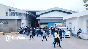 Serikat-Buruh-Progresif-Sejahtera-KSBPS-melakukan-aksi-mogok-kerja-di-Desa-Kaligawe-Pedan-Klaten.jpg