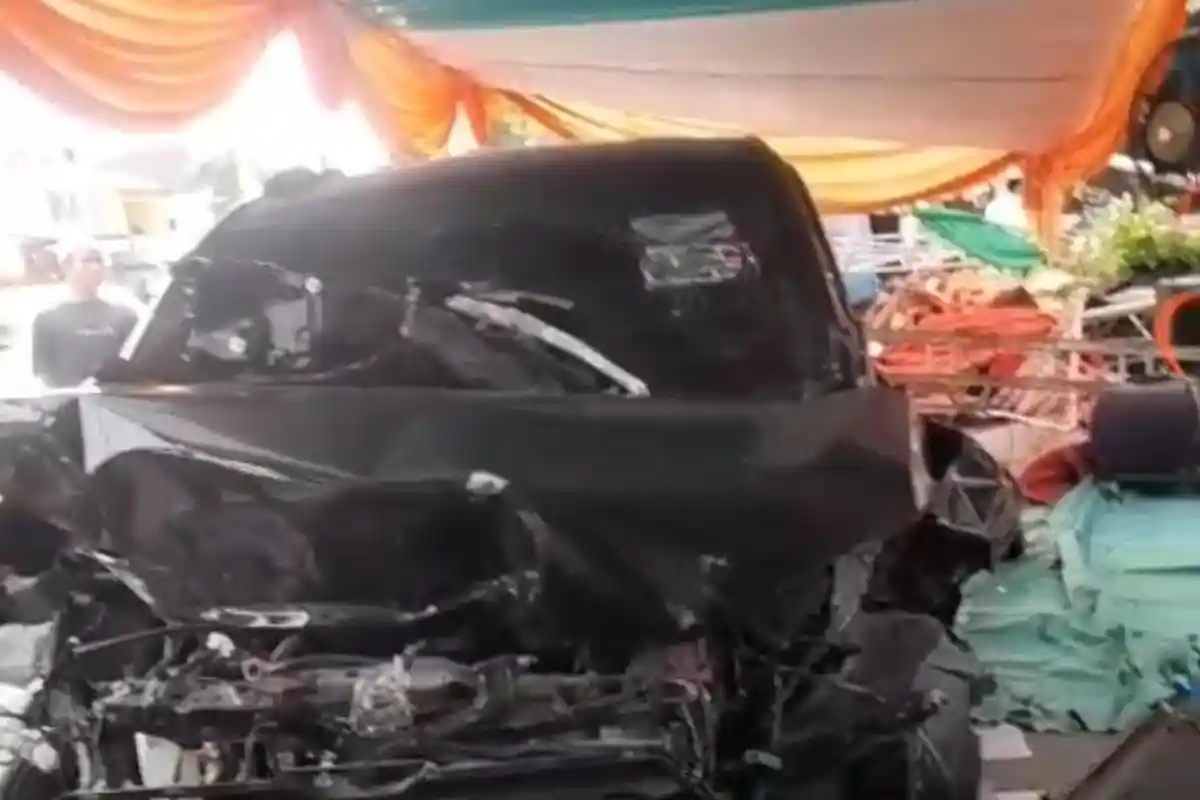 Kecelakaan Hari Ini di Kembangan, Mobil Tabrak Tenda Maulid Nabi Depan Masjid, Sopir Diduga Mabuk