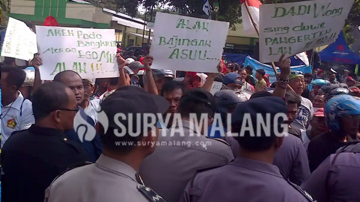Empat Jam Didemo Warga, Jembatan Mrican Kediri Akhirnya Dibuka