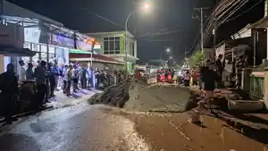 BLOKIR-JALAN-Kondisi-Jl-menuju-pelelangan-Gorontalo-yang-diblokir-warga.jpg