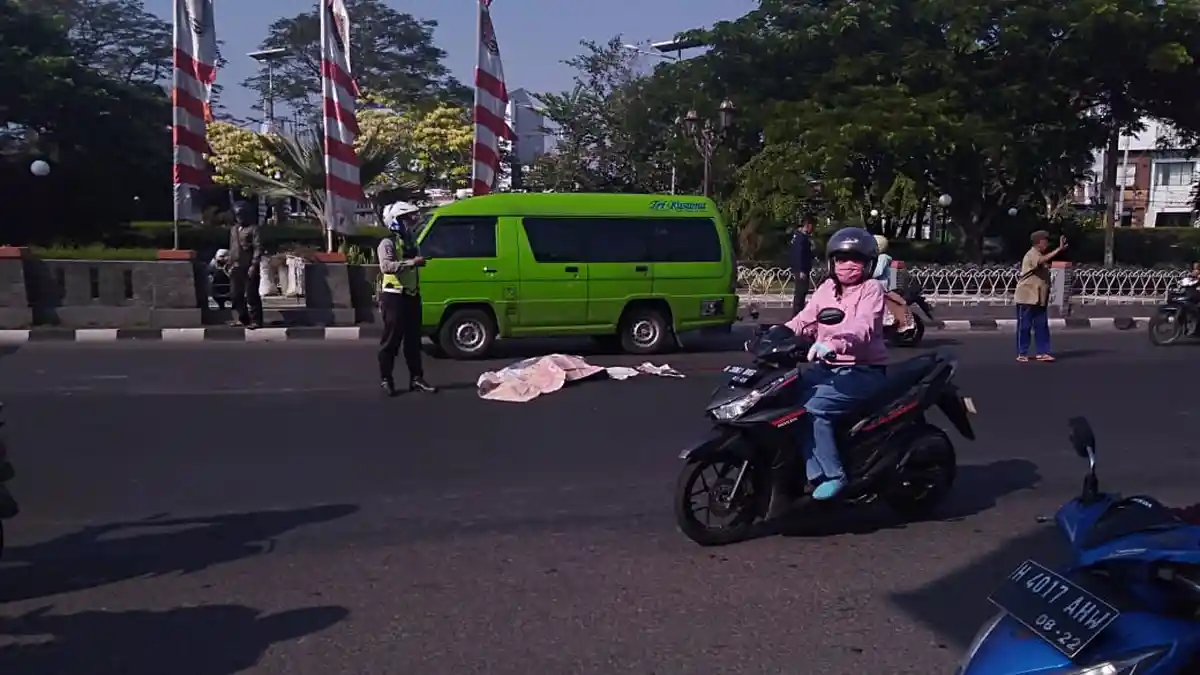 BREAKING NEWS : Kecelakaan di Bundaran Madukoro Semarang, Seorang Pelajar Tewas Tertabrak Truk Box